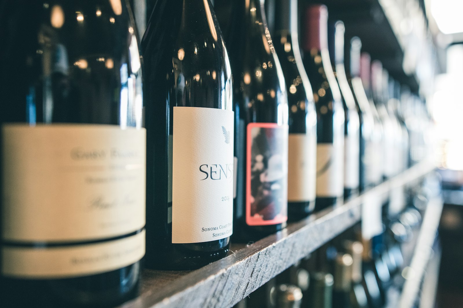 Equipo de bodega preparando una atención personalizada para visitantes
